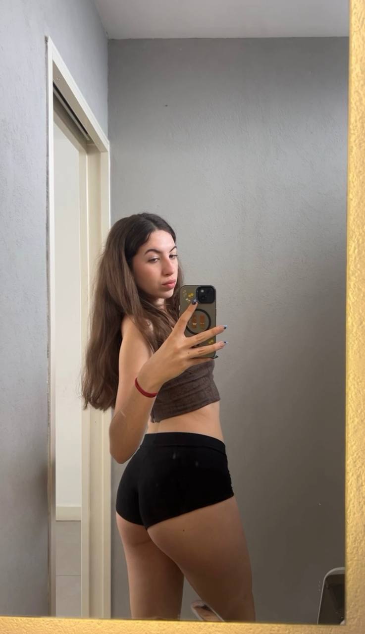 Amber in her underwear in Ernakulam