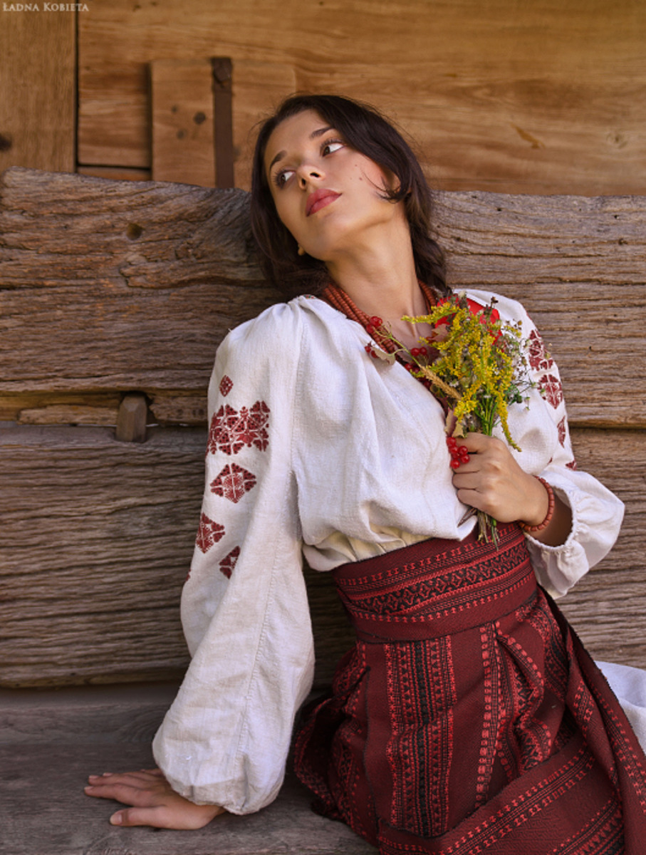 Girls in Slavic costumes in Ernakulam