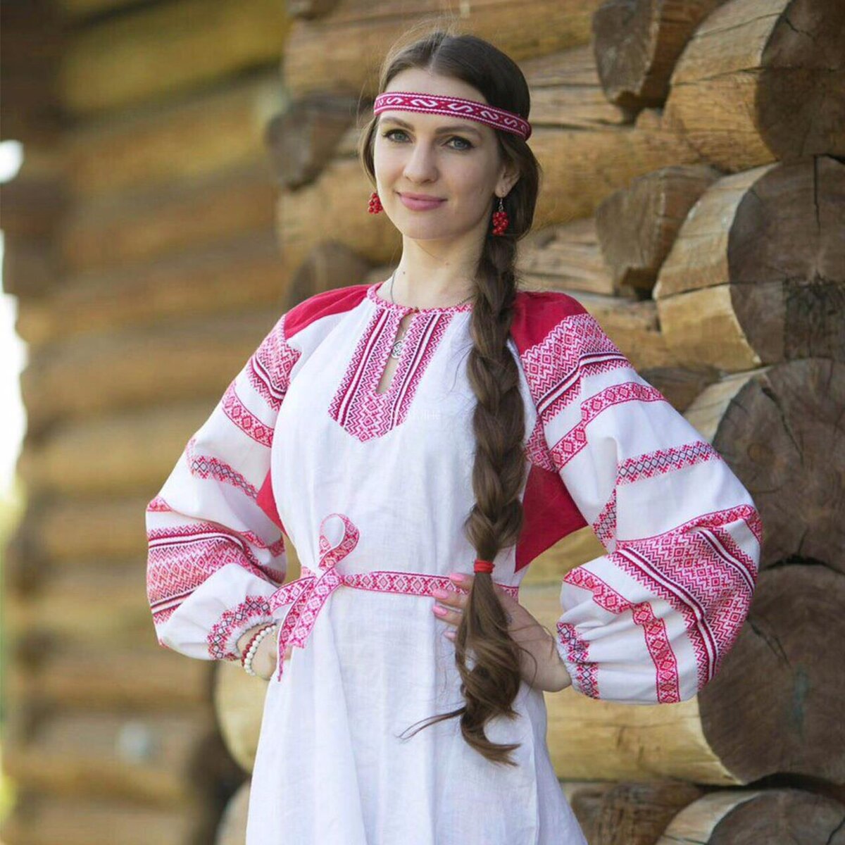 Girls in Slavic costumes in Ernakulam