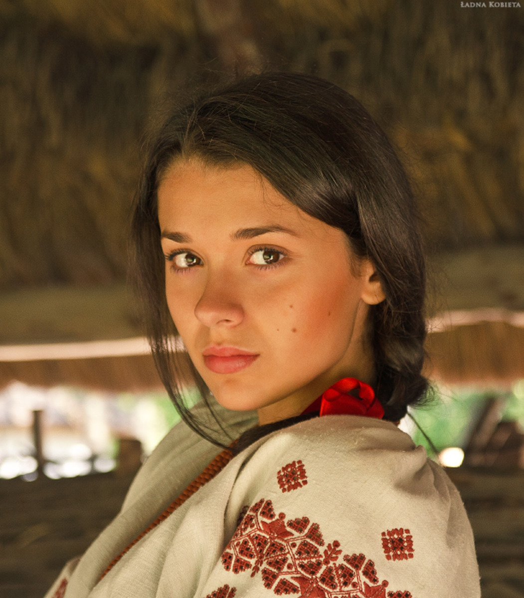 Girls in Slavic costumes in Ernakulam