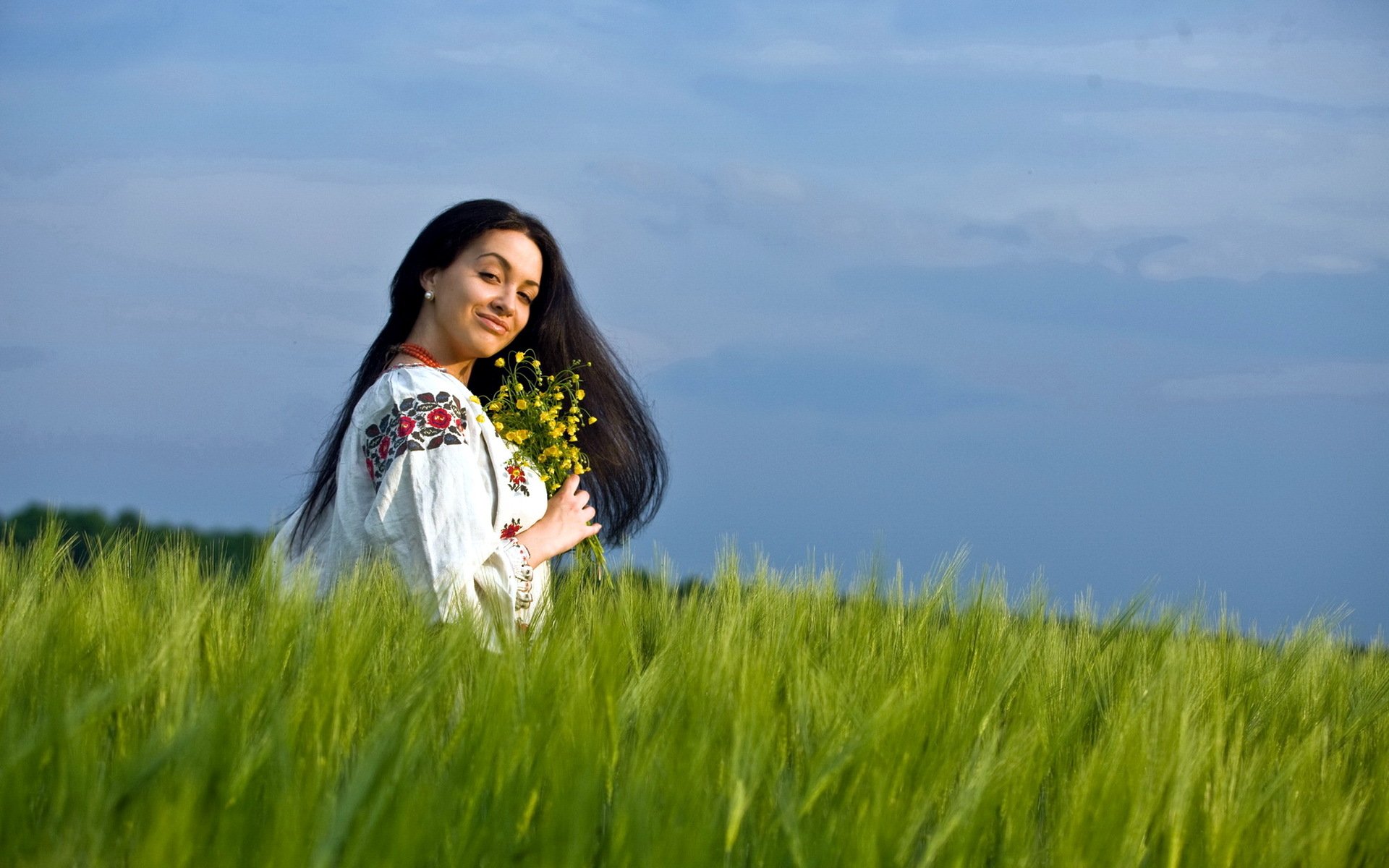 Girls in Slavic costumes in Ernakulam