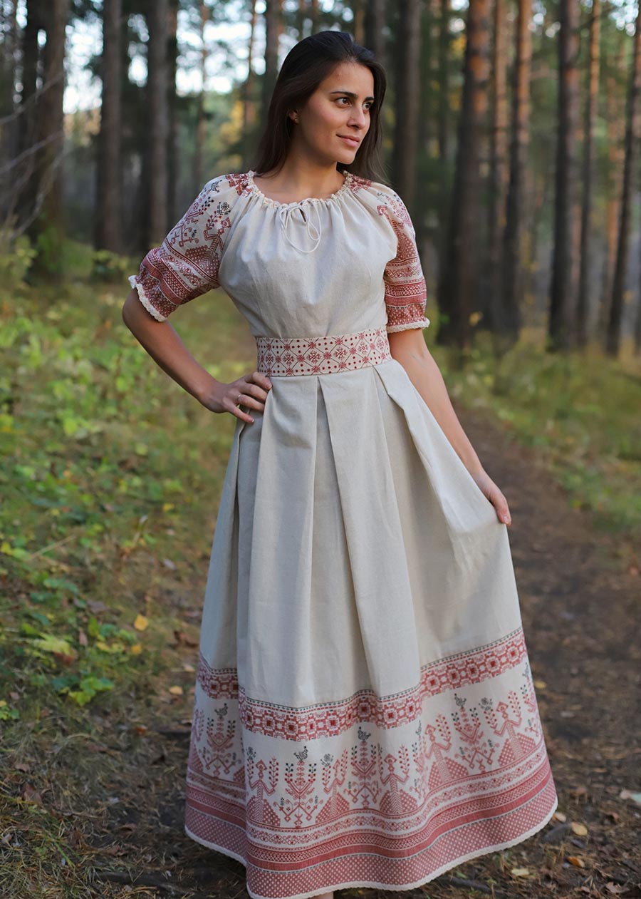 Girls in Slavic costumes in Ernakulam