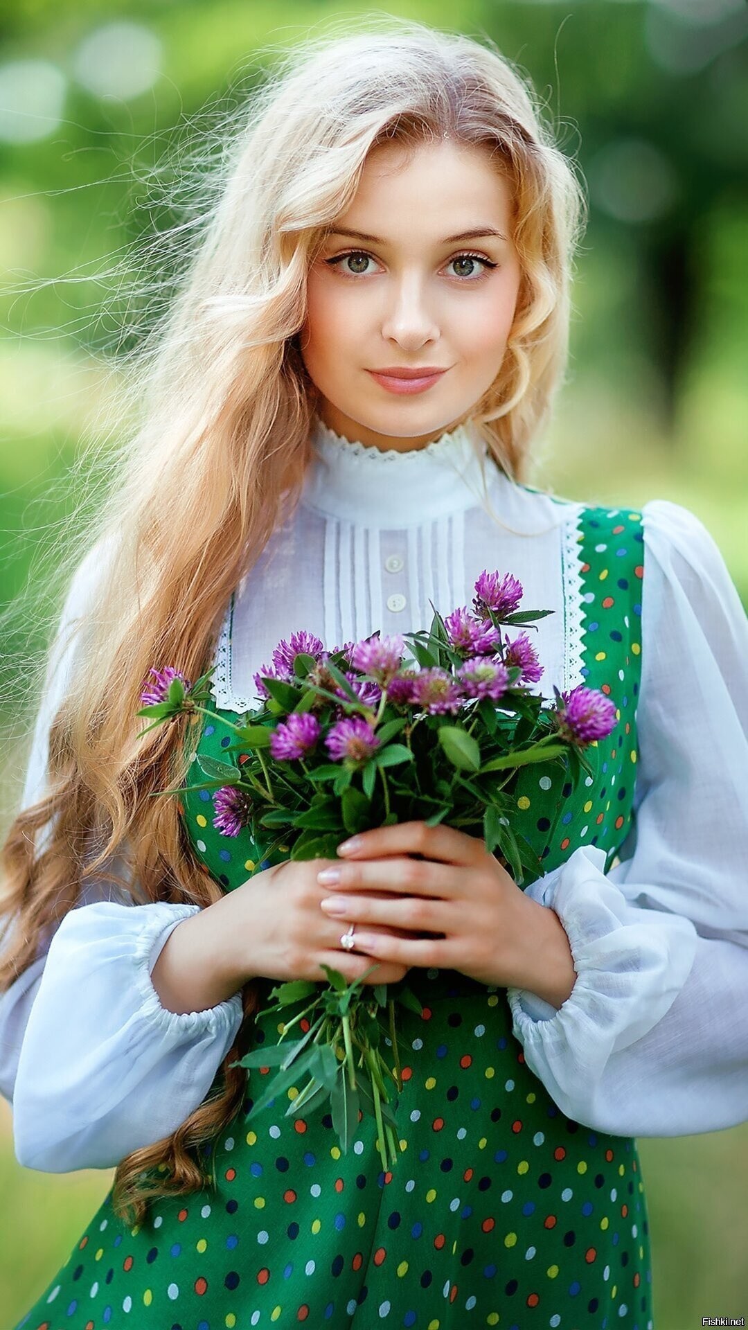 Girls in Slavic costumes in Ernakulam